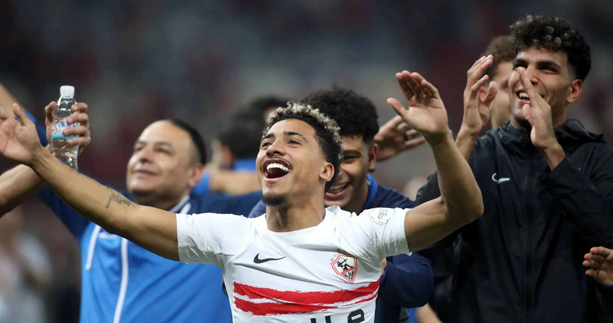 Jugadores celebrando en el campo tras partido