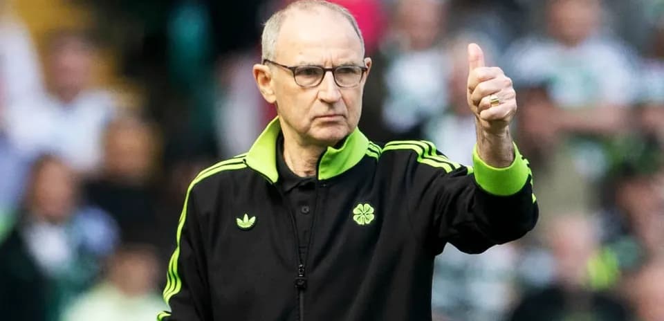 Entrenador dando un pulgar arriba durante el partido