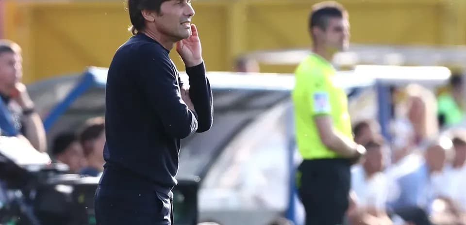 Entrenador dando instrucciones durante el partido
