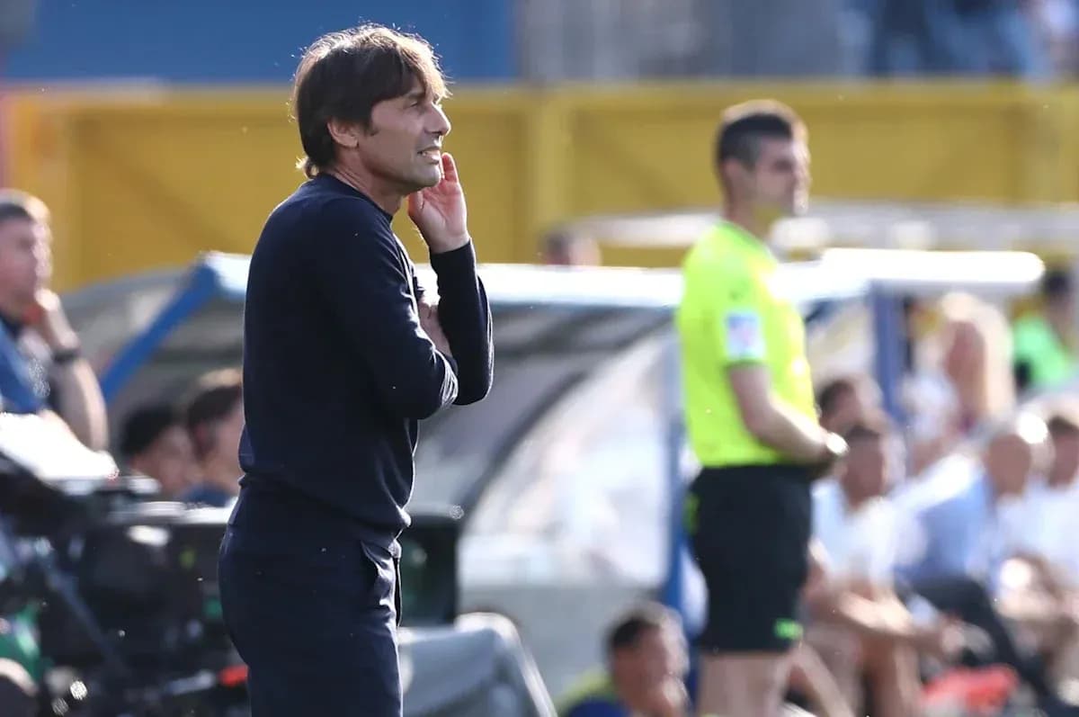 Entrenador dando instrucciones durante el partido
