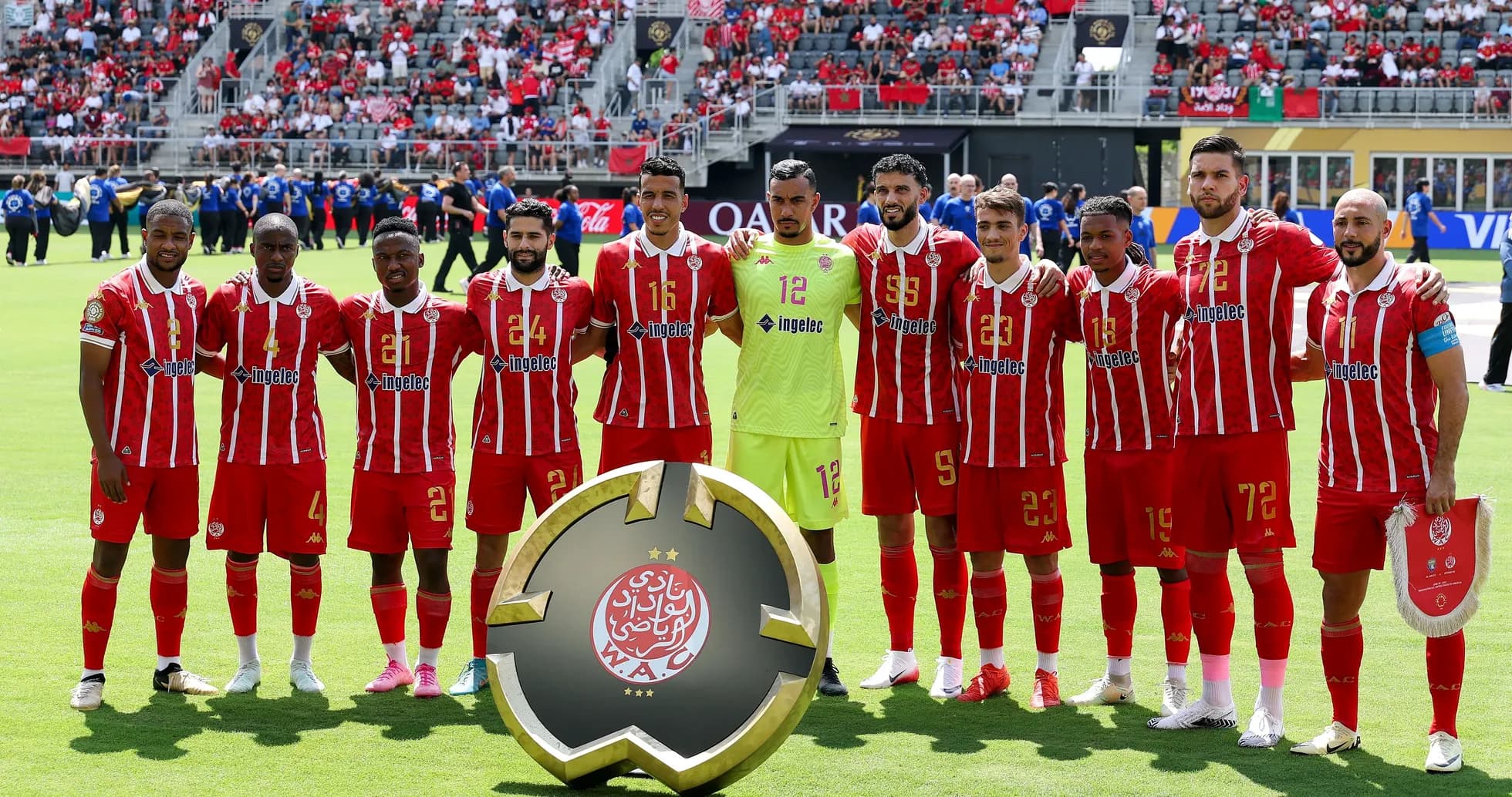 Equipo del Wydad Casablanca posando con trofeo