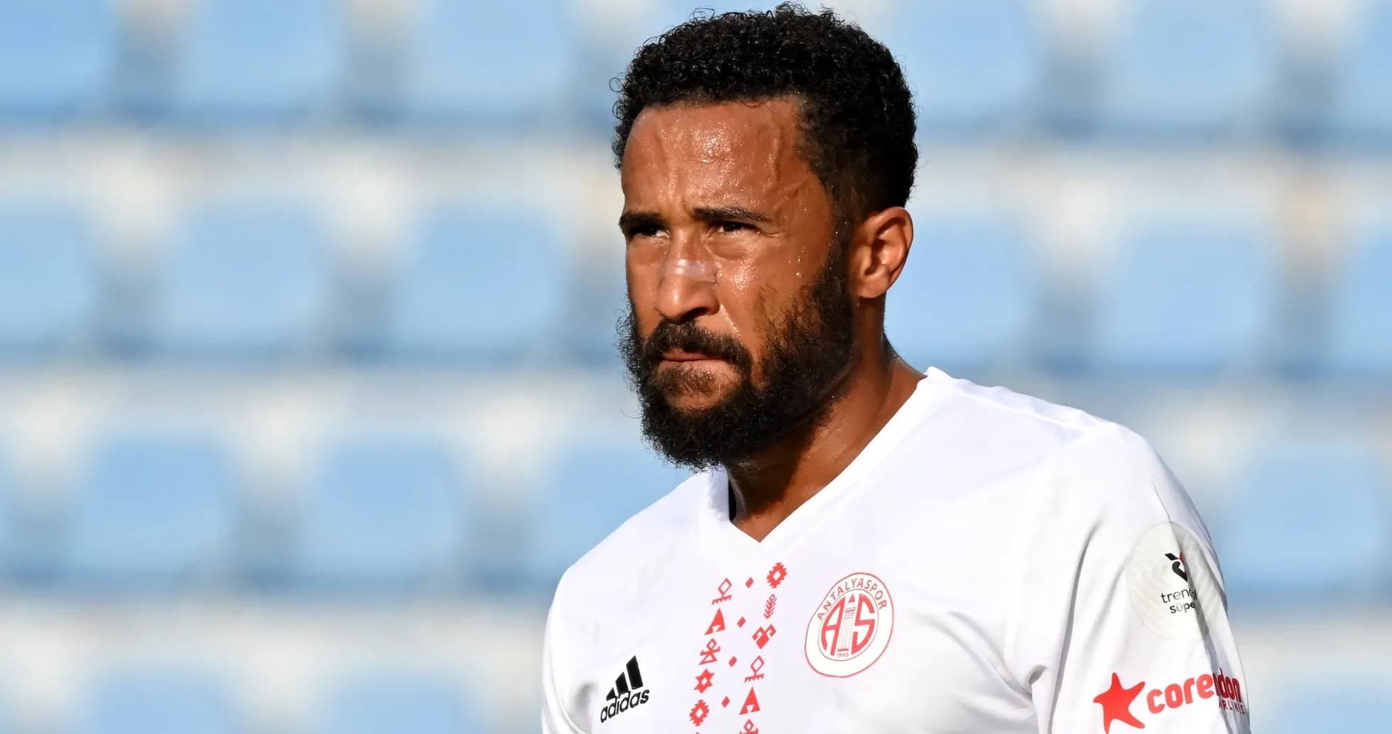 Jugador de Antalya con camiseta blanca en el campo