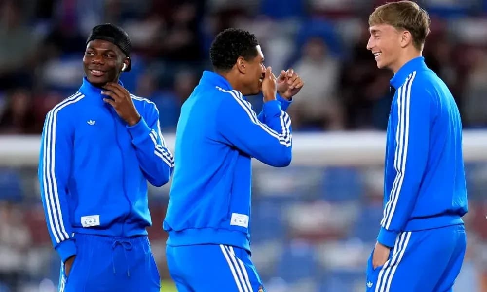 Tres jugadores riendo en el calentamiento previo