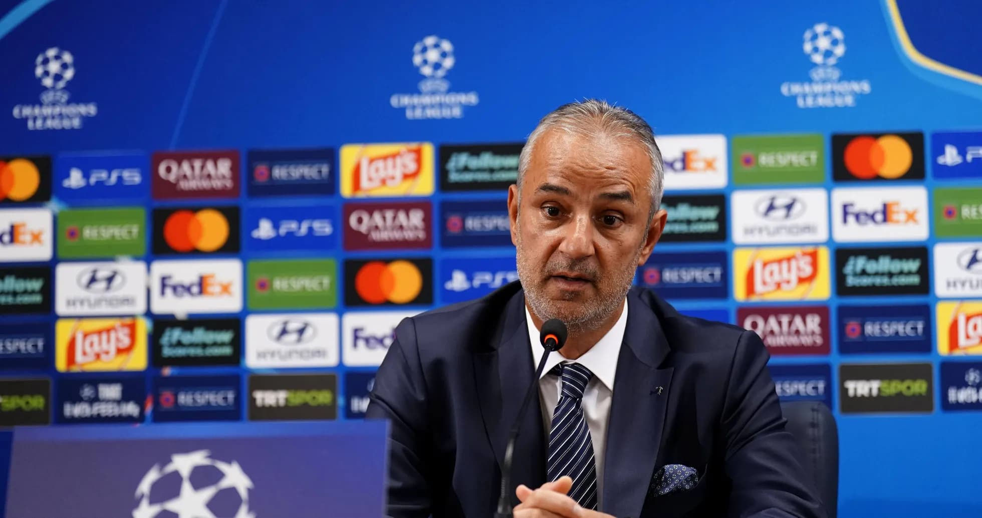 Entrenador hablando en conferencia de prensa UEFA Champions League