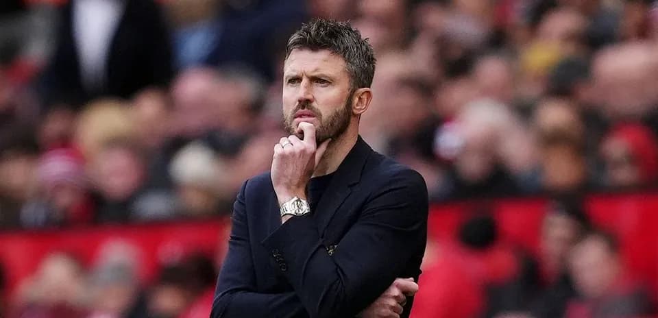 Entrenador pensativo durante un partido en el estadio