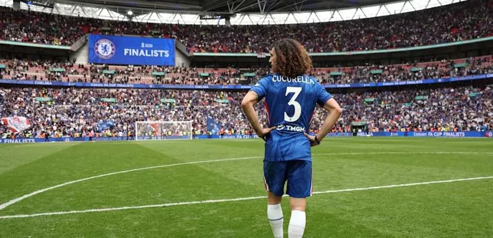 Jugador de Chelsea en el campo de Wembley