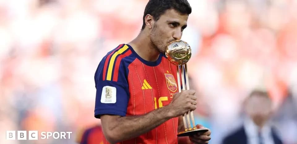 Jugador español besando trofeo de la Copa del Mundo