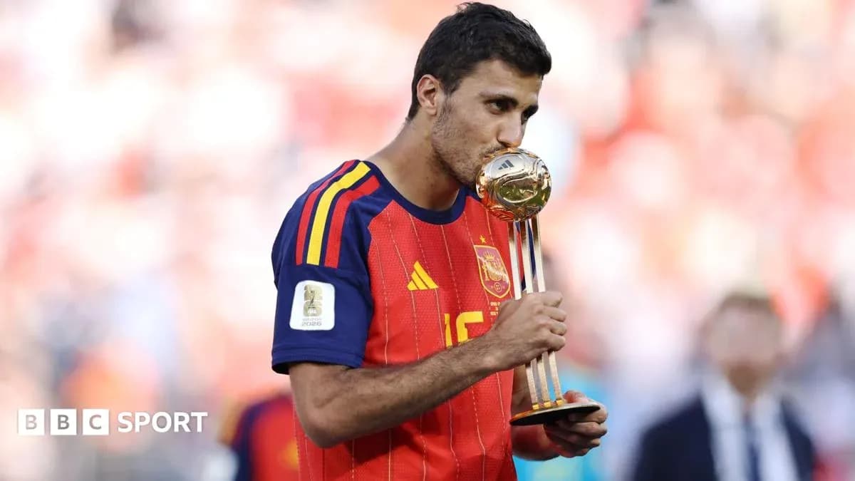 Jugador español besando trofeo de la Copa del Mundo