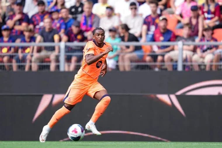 Jugador corriendo en uniforme naranja durante el partido