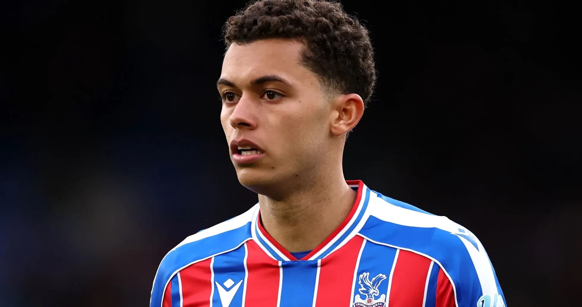 Jugador de Crystal Palace con camiseta a rayas