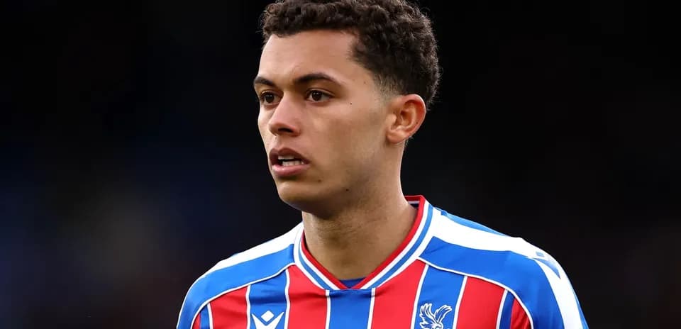 Jugador de Crystal Palace con camiseta a rayas