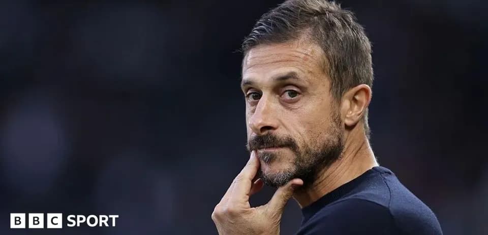 Entrenador pensativo en el banquillo del estadio