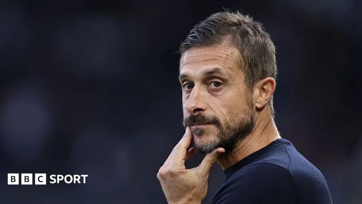 Entrenador pensativo en el banquillo del estadio