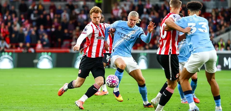 Jugador de Manchester City luchando por el balón
