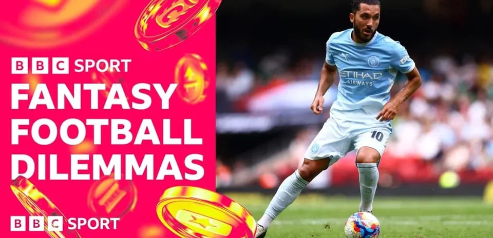 Jugador de Manchester City driblando en el campo