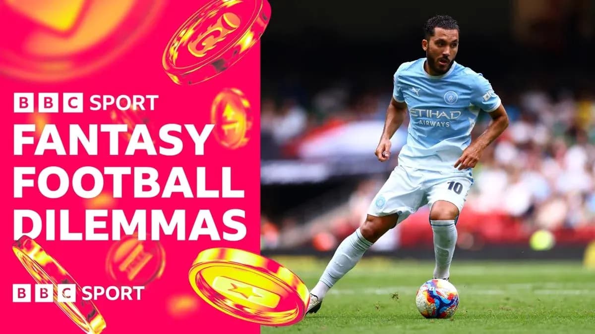 Jugador de Manchester City driblando en el campo