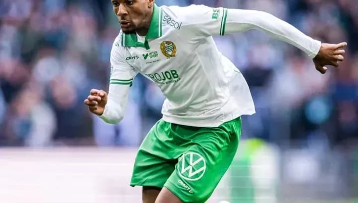 Jugador corriendo en el campo durante un partido