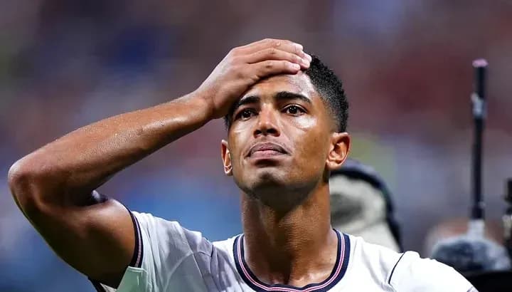 Jugador sosteniendo la cabeza con la mano