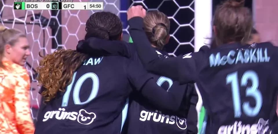 Jugadoras celebrando un gol en el partido