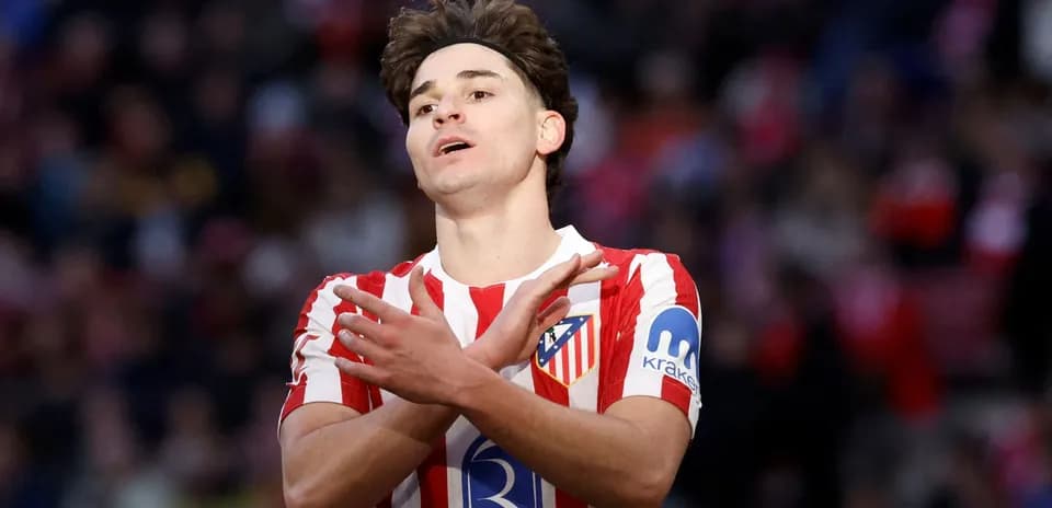 Jugador de Atlético de Madrid gesticulando en el campo