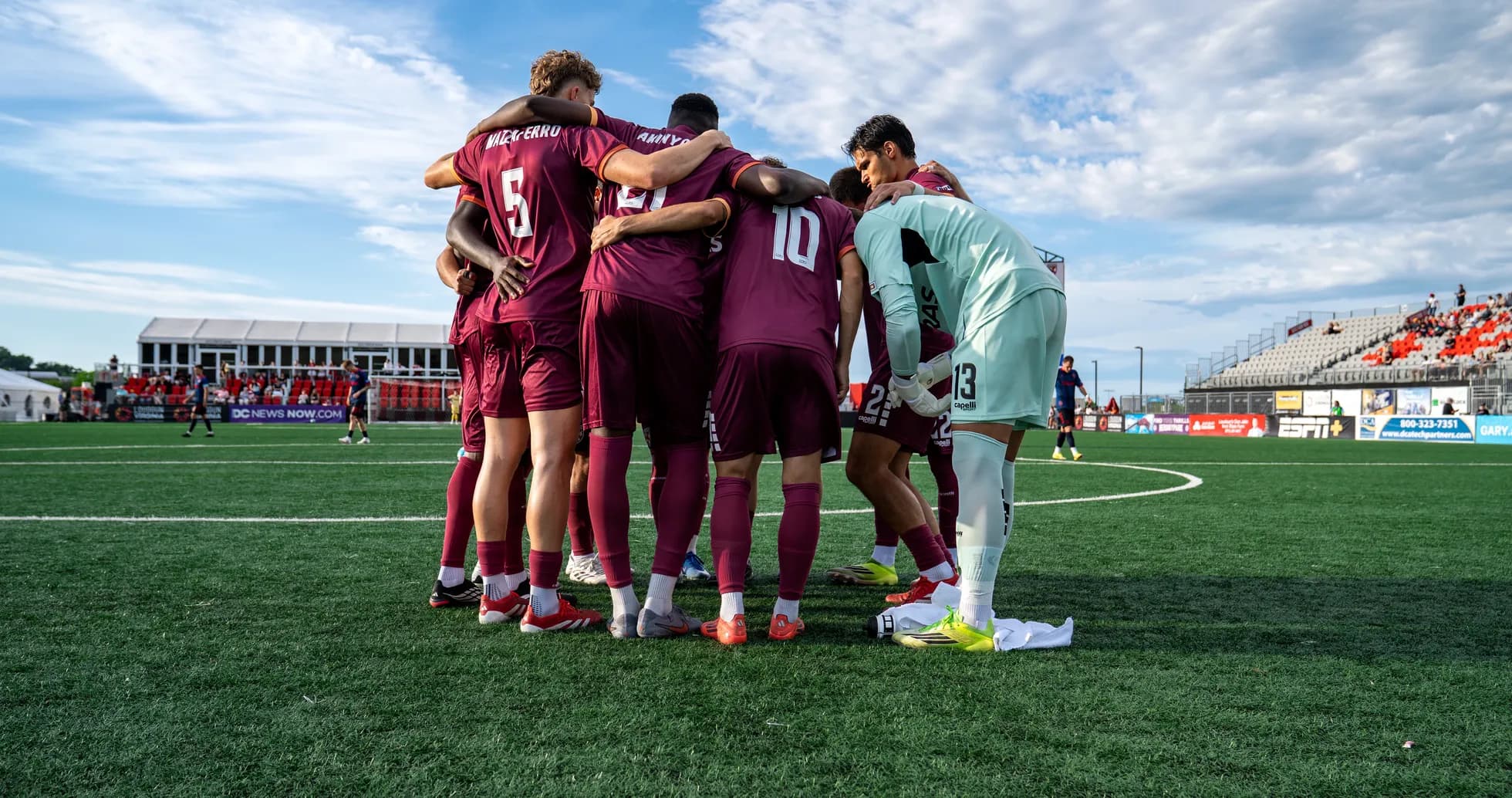 Equipo de fútbol en huddle antes del partido