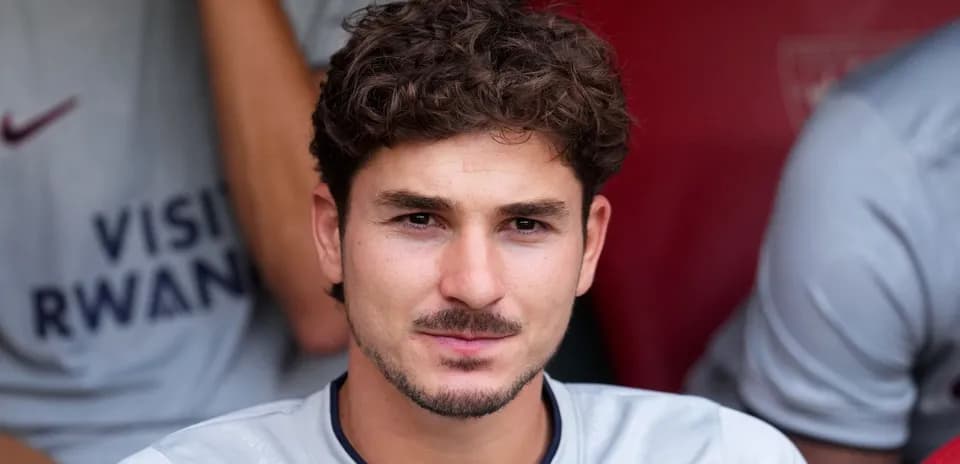 Jugador sentado en el banquillo de reservas