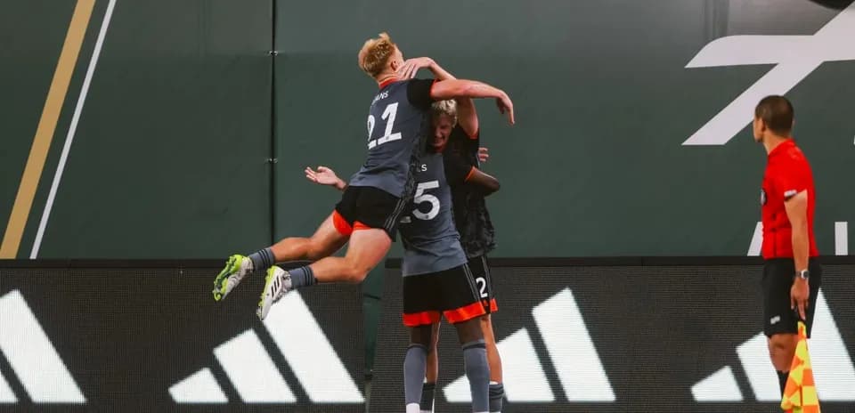 Jugadores celebrando un gol en el partido