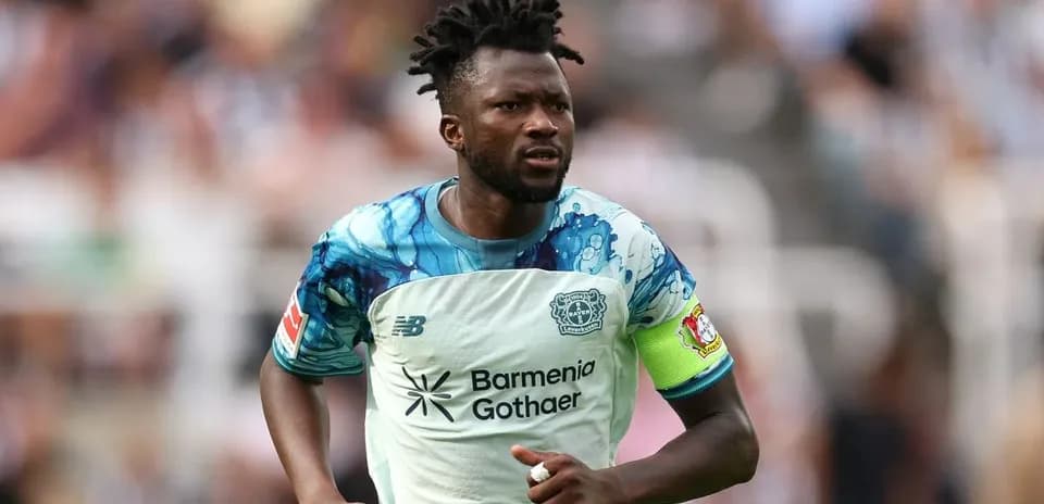 Jugador con camiseta del Bayer Leverkusen en el campo