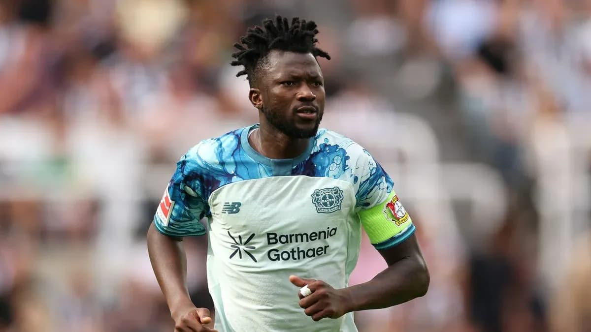 Jugador con camiseta del Bayer Leverkusen en el campo