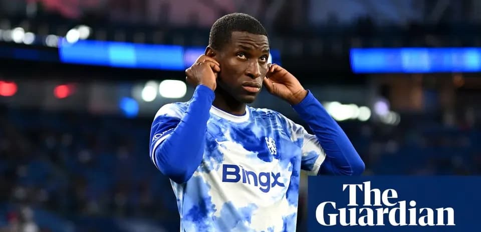 Jugador de Chelsea ajustando su camiseta en el campo