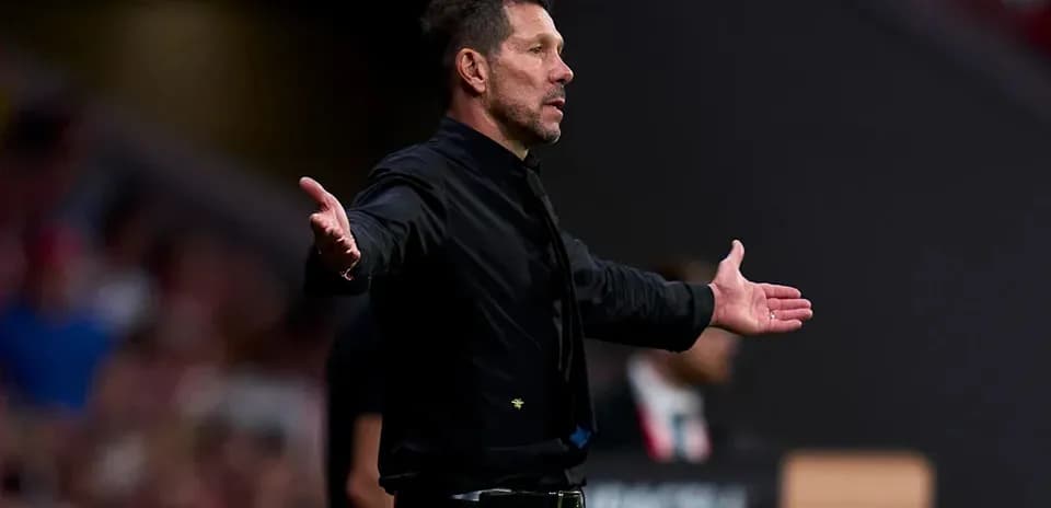 Entrenador dirigiendo al equipo durante el partido