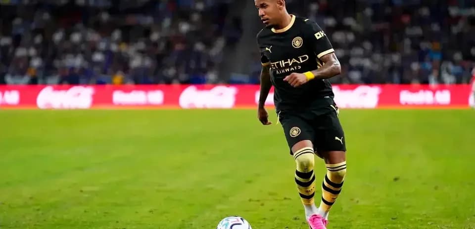 Jugador corriendo con balón durante un partido de fútbol