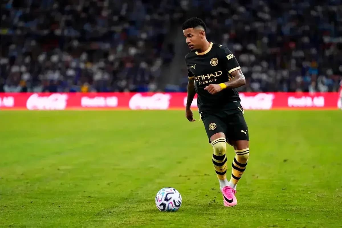 Jugador corriendo con balón durante un partido de fútbol