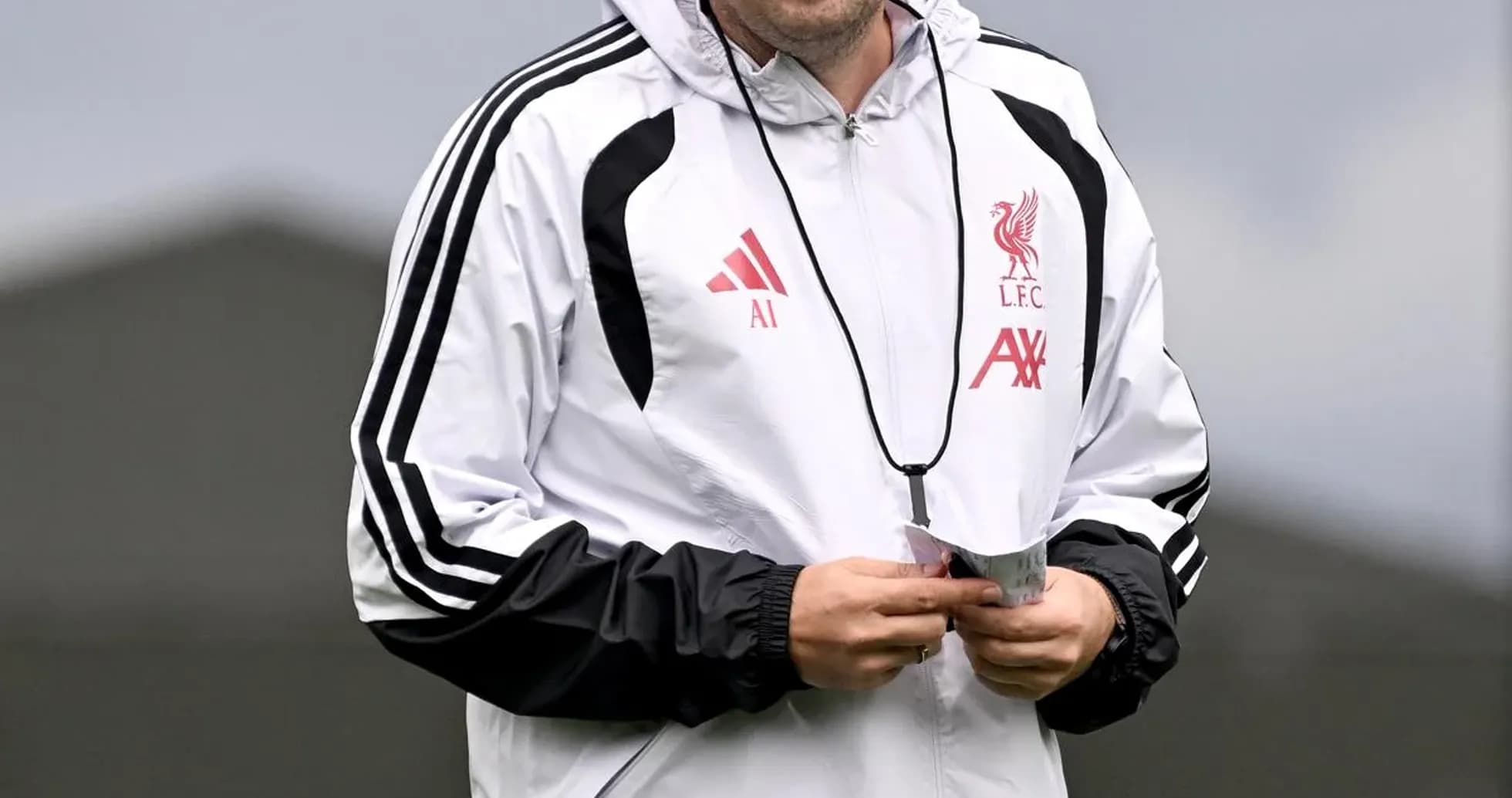 Entrenador de Liverpool caminando durante sesión de entrenamiento