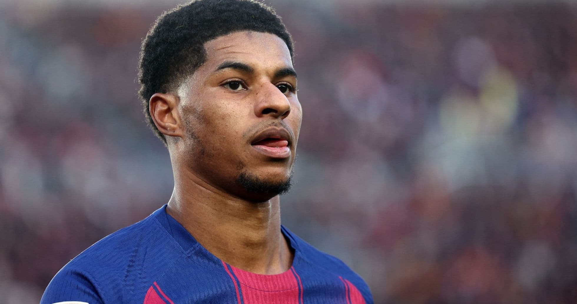 Jugador de fútbol en uniforme de FC Barcelona