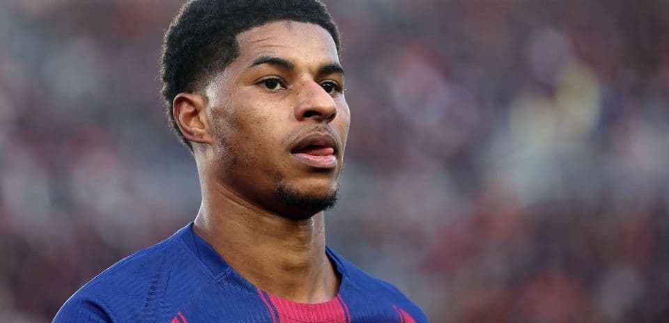 Jugador de fútbol en uniforme de FC Barcelona