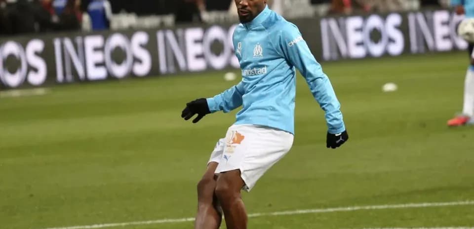 Jugador de Olympique de Marsella calentando en el campo