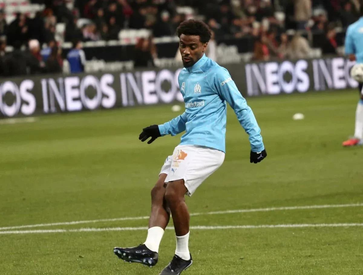 Jugador de Olympique de Marsella calentando en el campo