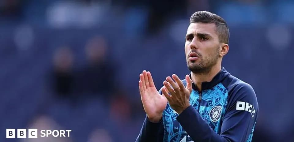 Jugador aplaudiendo durante calentamiento en el campo