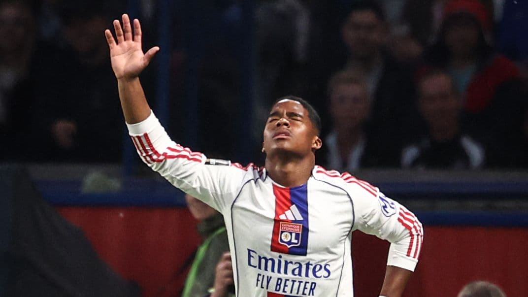 Jugador de Lyon levantando la mano en el campo