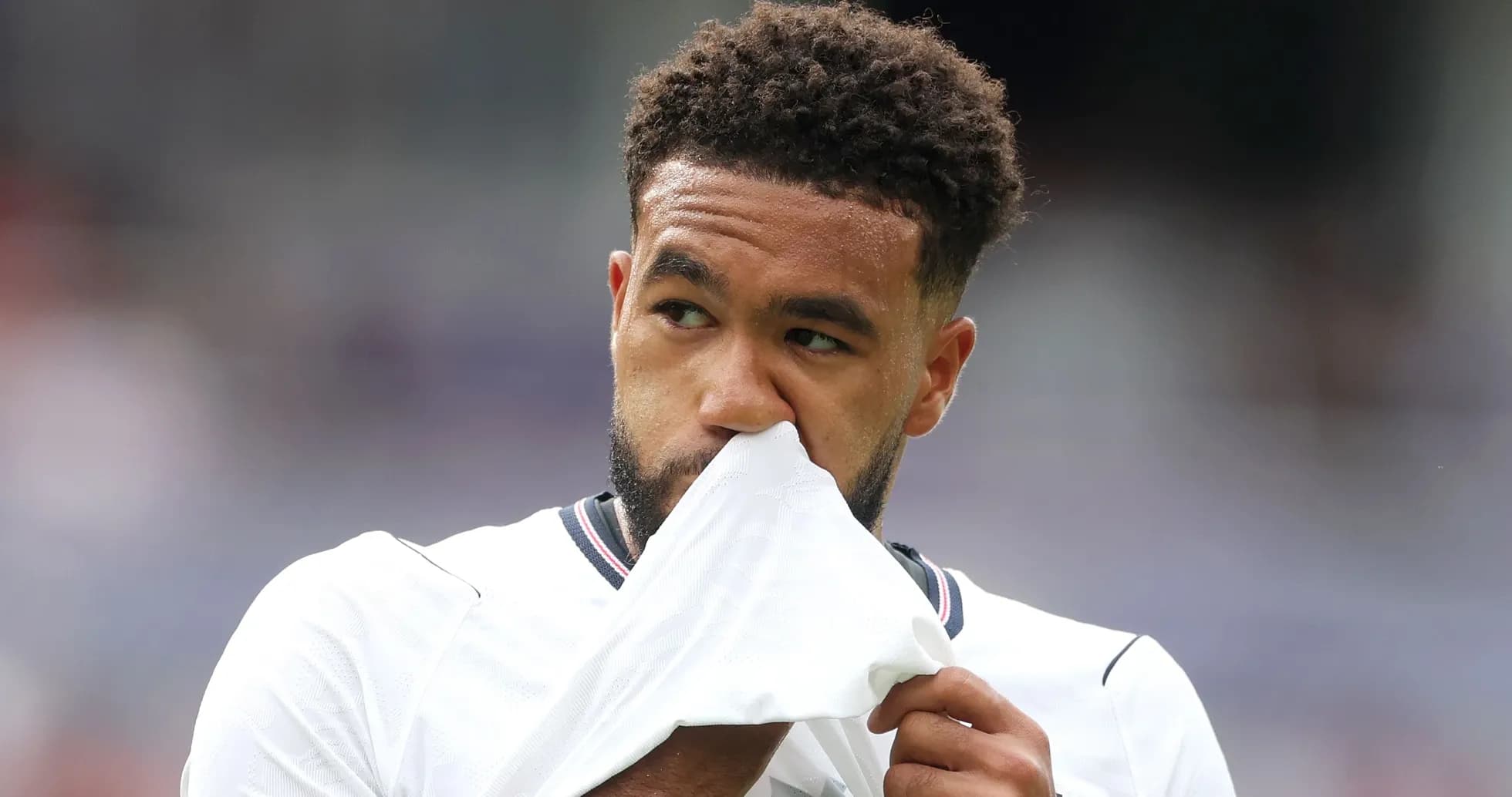 Jugador tocándose la nariz con la camiseta