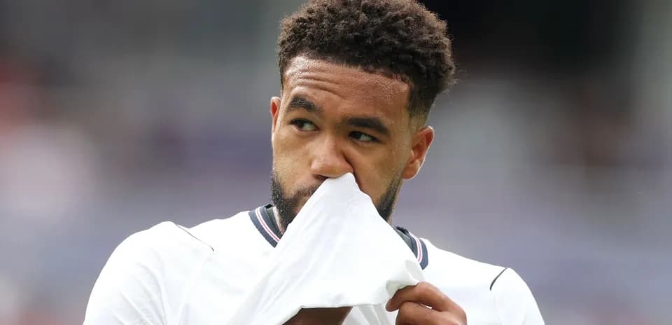 Jugador tocándose la nariz con la camiseta