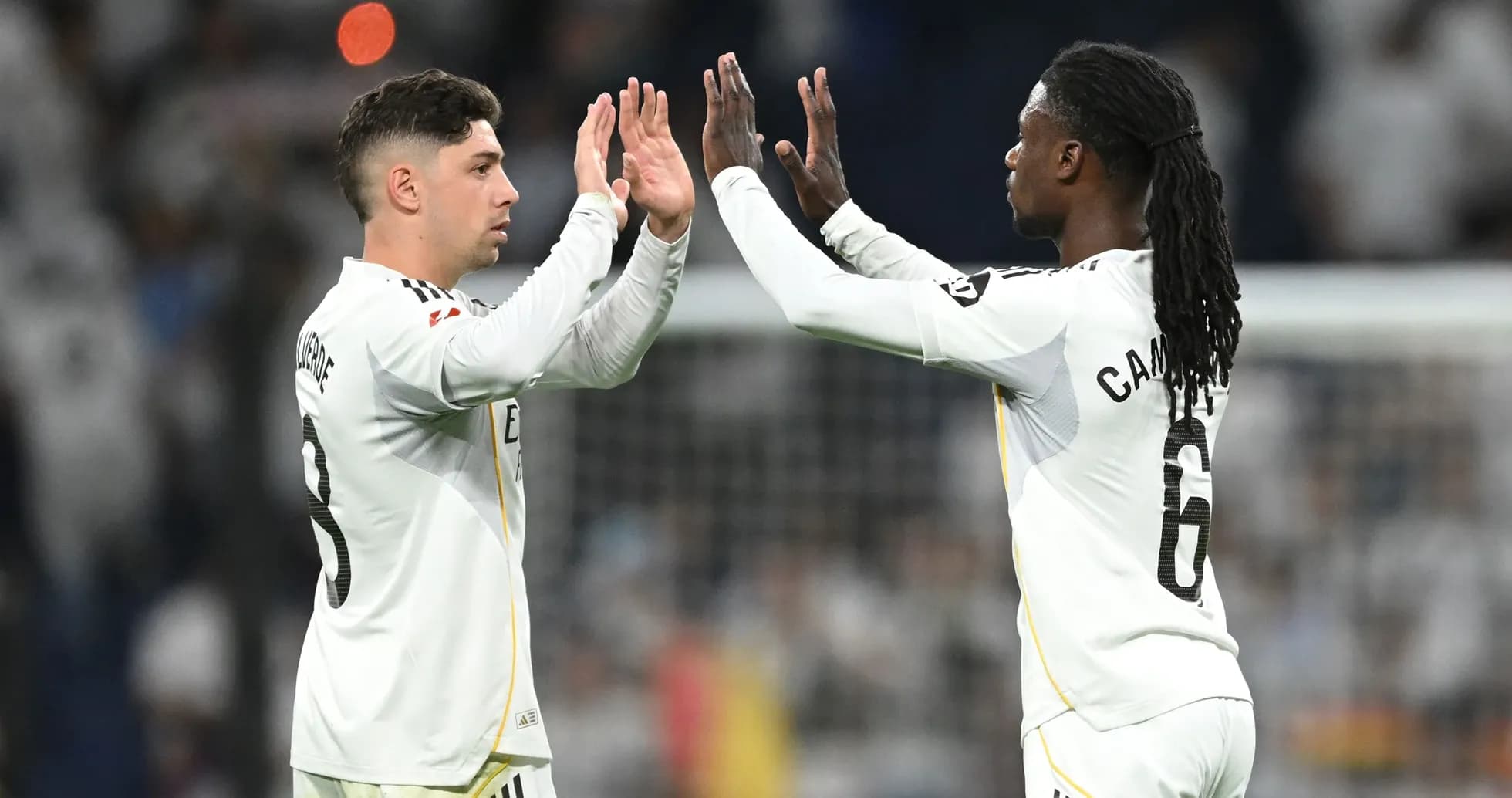 Jugadores celebrando durante el partido