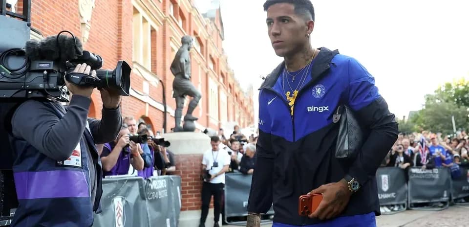 Jugador de Chelsea llegando al estadio rodeado de periodistas