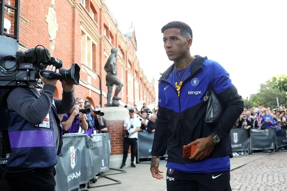 Jugador de Chelsea llegando al estadio rodeado de periodistas