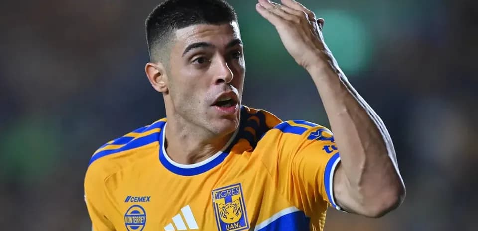 Jugador de Tigres UANL celebrando un gol