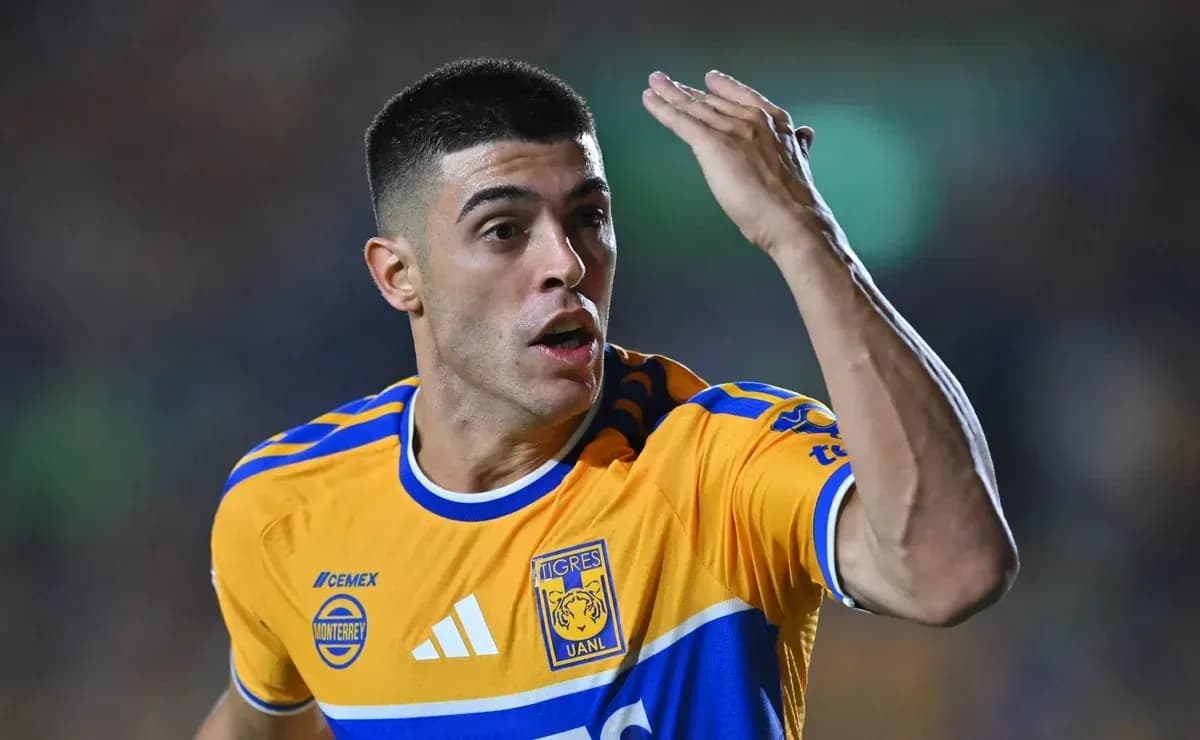 Jugador de Tigres UANL celebrando un gol