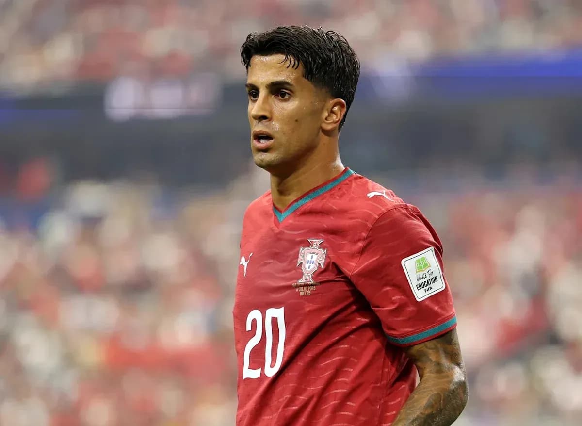 Jugador de Portugal en partido, camiseta roja