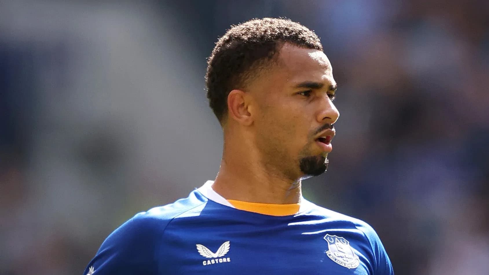 Jugador de Everton en el campo durante un partido
