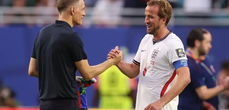Entrenador y jugador de Inglaterra se saludan tras partido